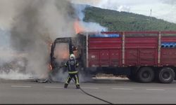 Denizli’de seyir halindeki kamyonet alevlere teslim oldu