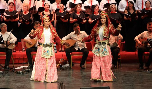 Pamukkale’de tarihi gece: Bağbaşı Kültür Merkezi kapılarını türkülerle açtı!