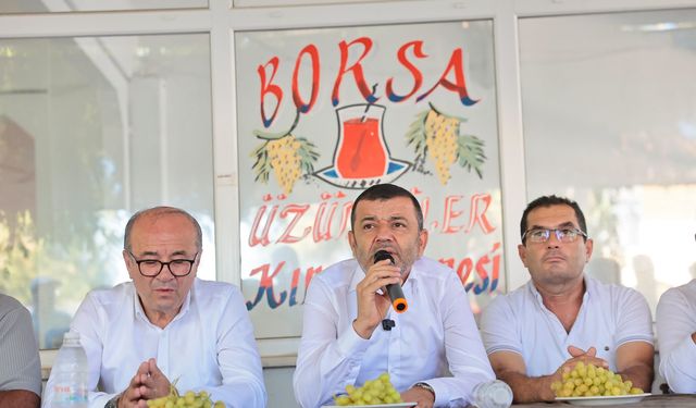 Çavuşoğlu, Yenicekent’te üzüm üreticileriyle buluştu