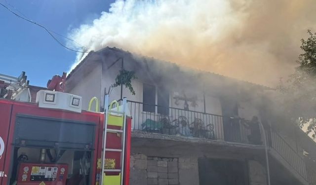 Denizli’de evin çatı katında yangın paniğe neden oldu