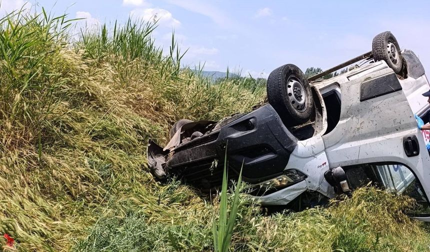 Denizli'de kargo aracı virajı alamadı: Genç sürücü hayatını kaybetti!