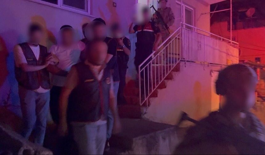 Denizli JASAT’tan kaçamadılar: 54 yıl kesinleşmiş hapis cezası olan 2 firari yakalandı!
