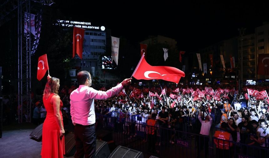 Delikliçınar Meydanı’nda kırmızı-beyaz coşku