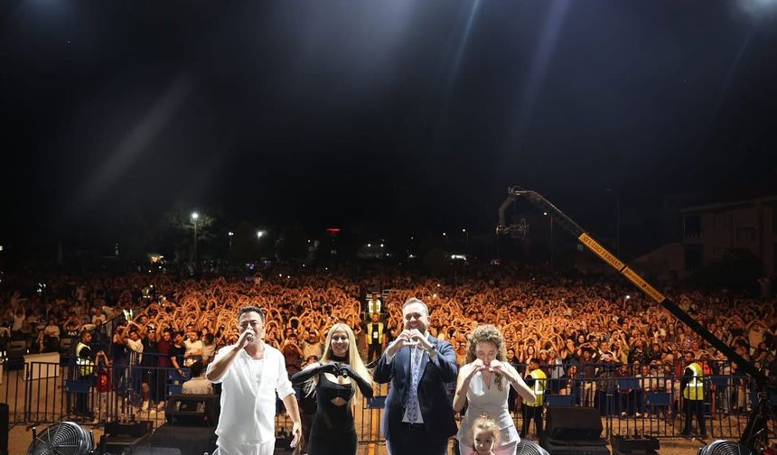 Çivril Elma Festivali’nde Muhteşem Final: Derya Uluğ Sahne Aldı